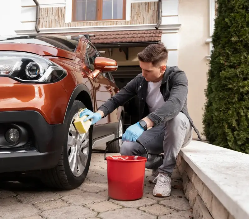 Lavage auto à domicile Saint-Hélen : professionnel intervenant sur un véhicule